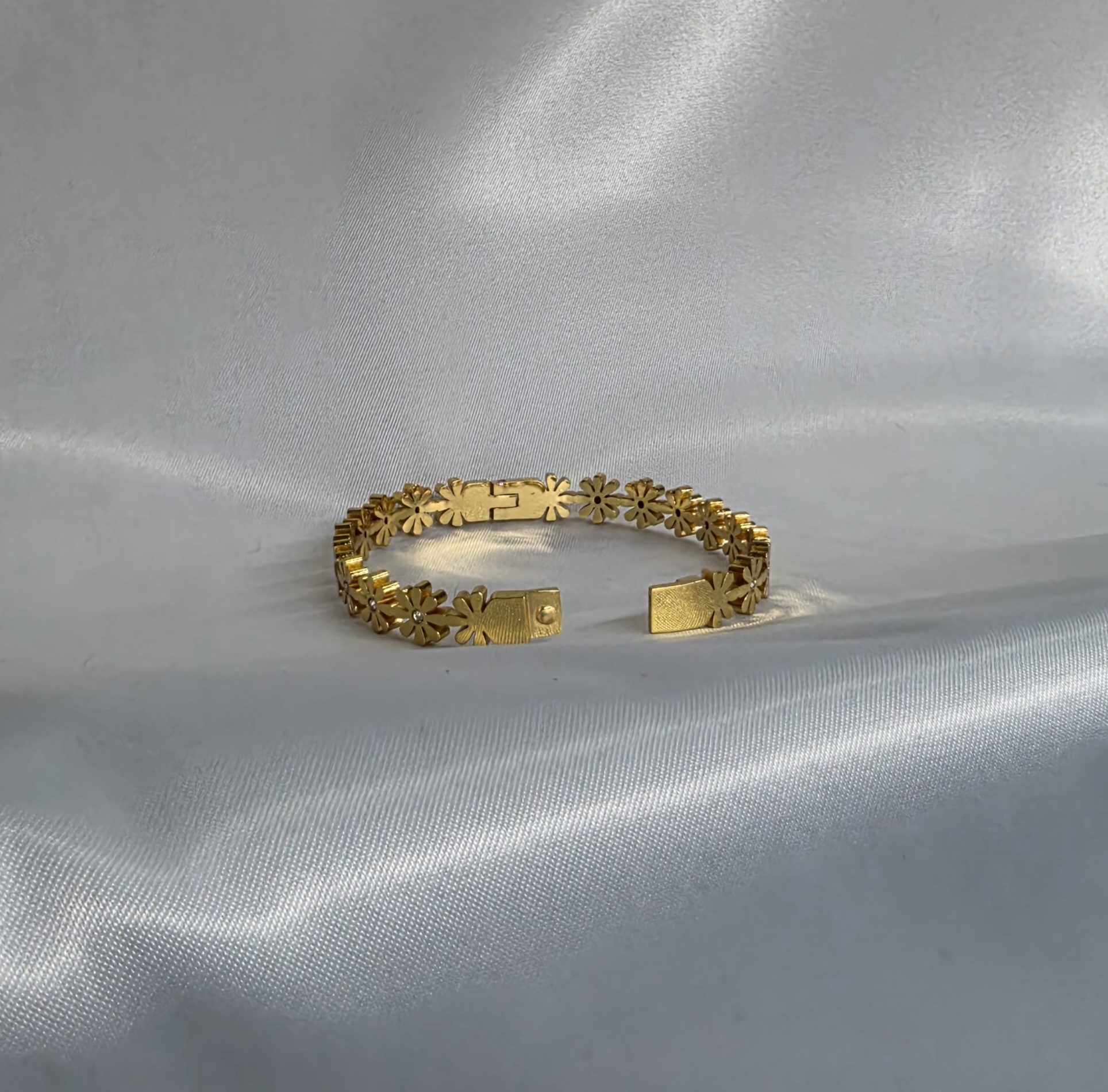Golden Daisy Kada — view 3